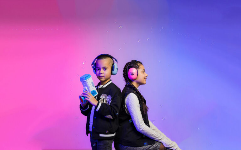 Kinderen met koptelefoon.